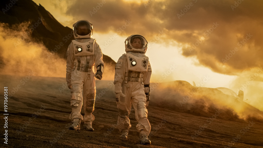 两名宇航员穿着太空服自信地走在火星上，在苏行星上探险