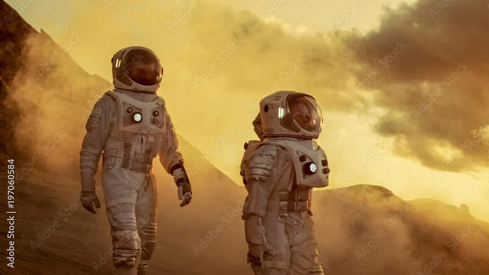 两名身穿太空服的宇航员自信地在火星上行走，在苏行星上进行探索探险