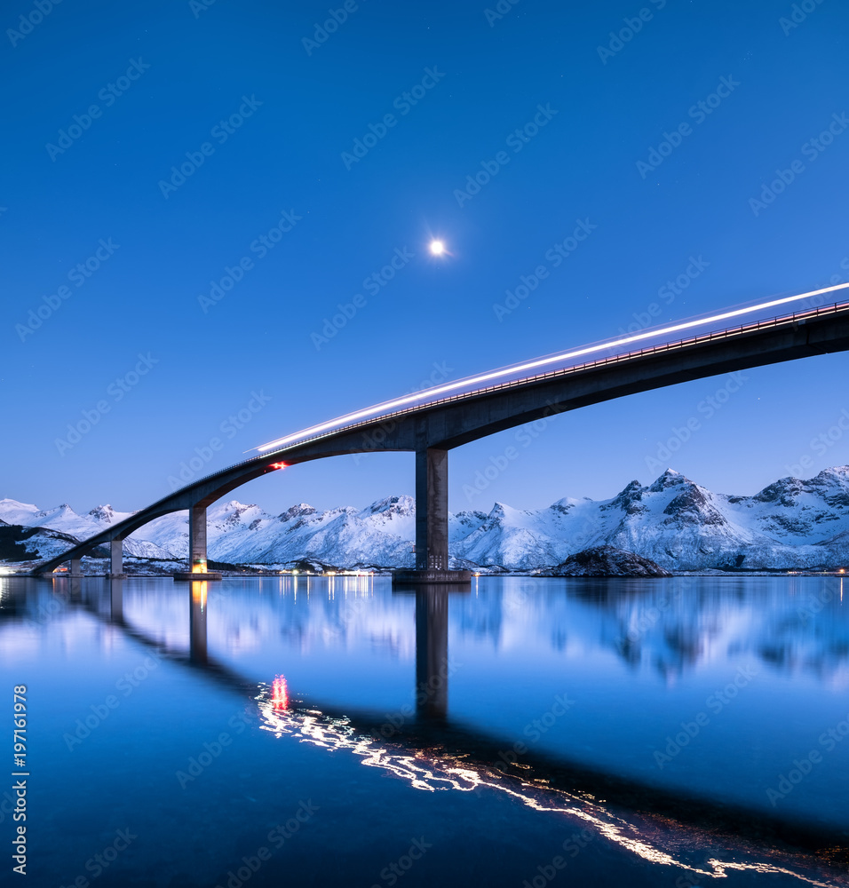水面上的桥梁和倒影。挪威的自然景观