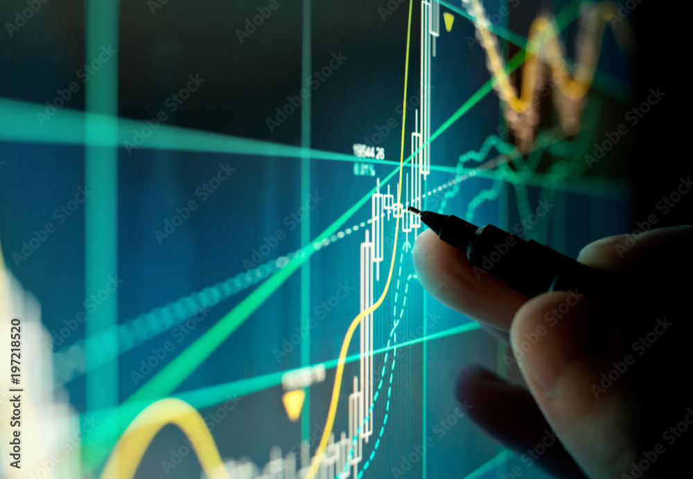 一名股票交易员在电脑屏幕上检查股票的技术标记。