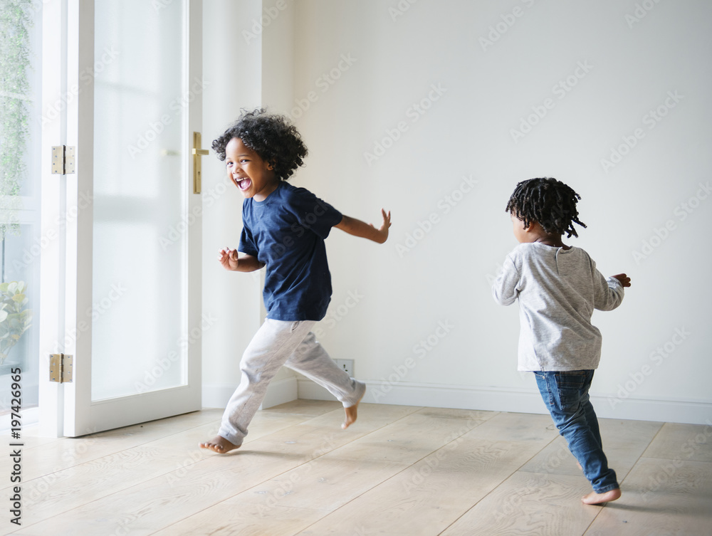 年轻的黑人男孩在他们的新房子里嬉戏