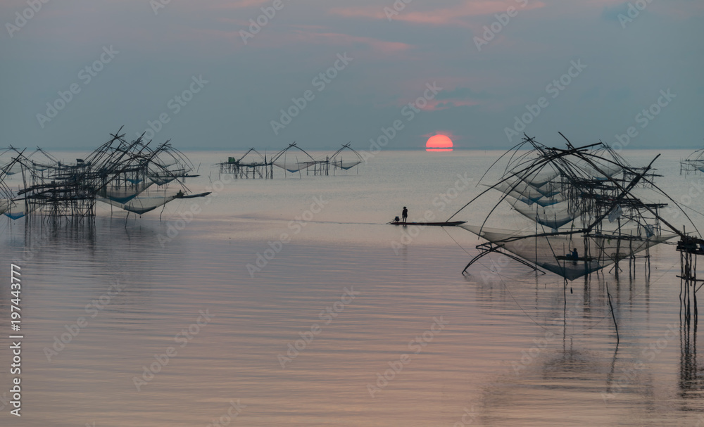 Pakpra别墅清晨日出，湖中传统渔网工具的地标