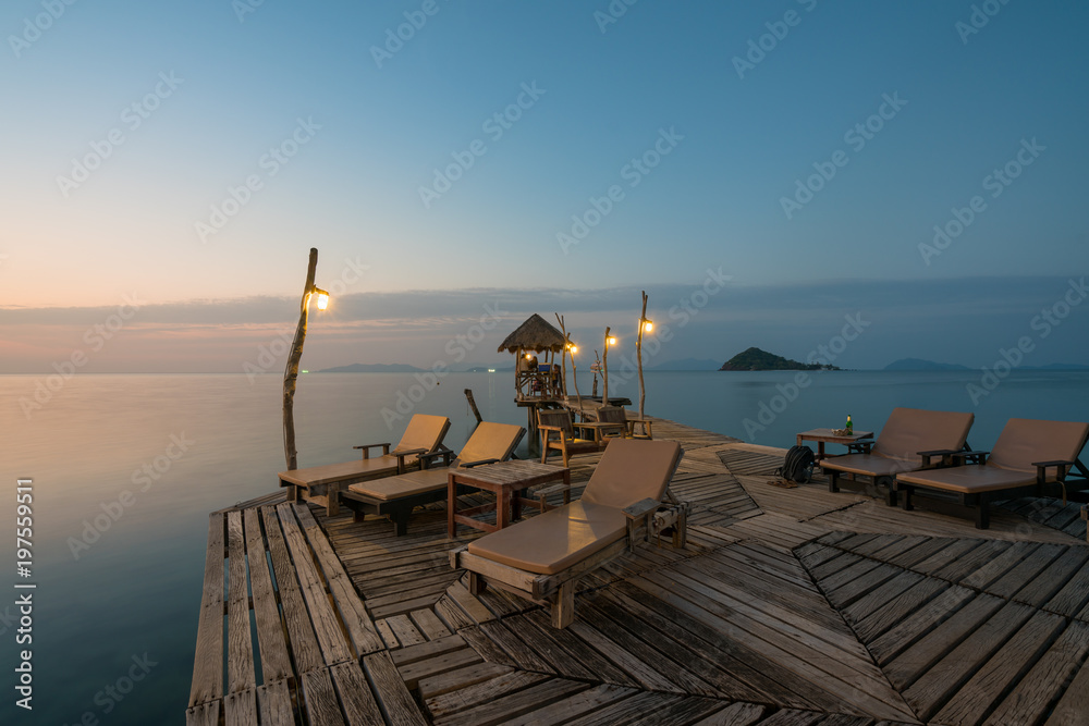 泰国普吉岛度假酒店完美的夏季热带天堂海滩，配有躺椅。度假屋