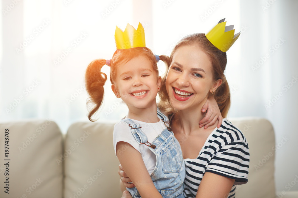 母亲节快乐！戴着皇冠的母亲和孩子女儿。