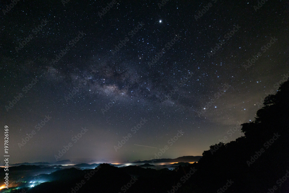 泰国攀加的银河夜长曝光摄影。
