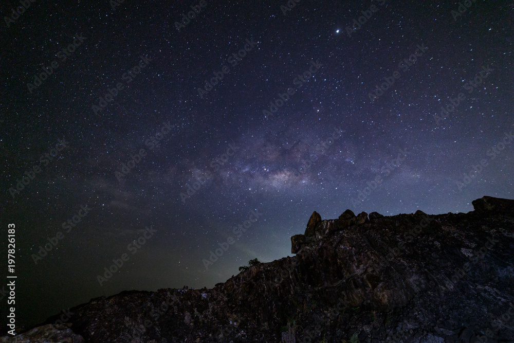 泰国普吉岛银河夜长曝光摄影。