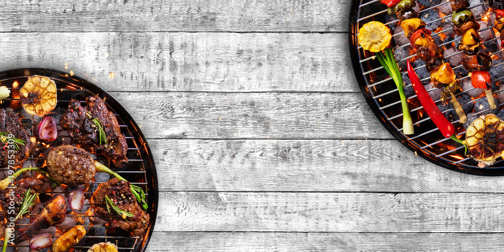 放在木头上的烤架上的鲜肉和蔬菜俯视图