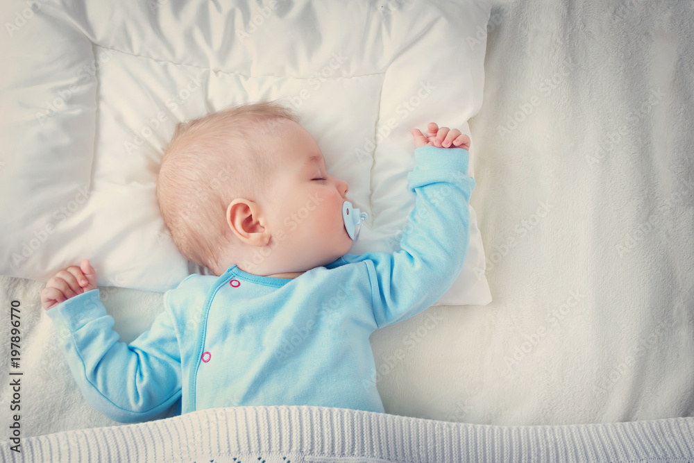 睡在蓝色毯子上的婴儿