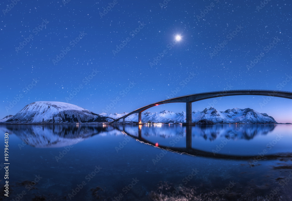 令人惊叹的桥和星空，水中有美丽的倒影。有桥的夜景，白雪皑皑
