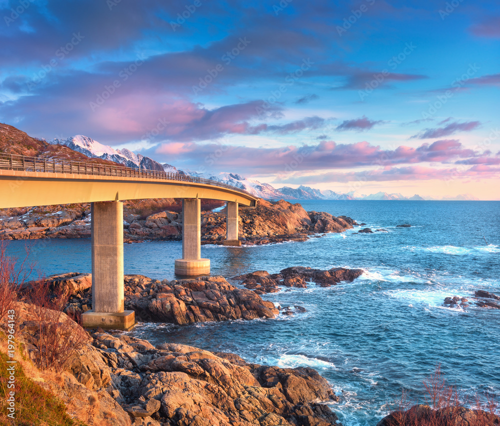 挪威罗弗敦群岛日出时的美丽桥梁。桥梁和五颜六色的天空构成了令人惊叹的景观