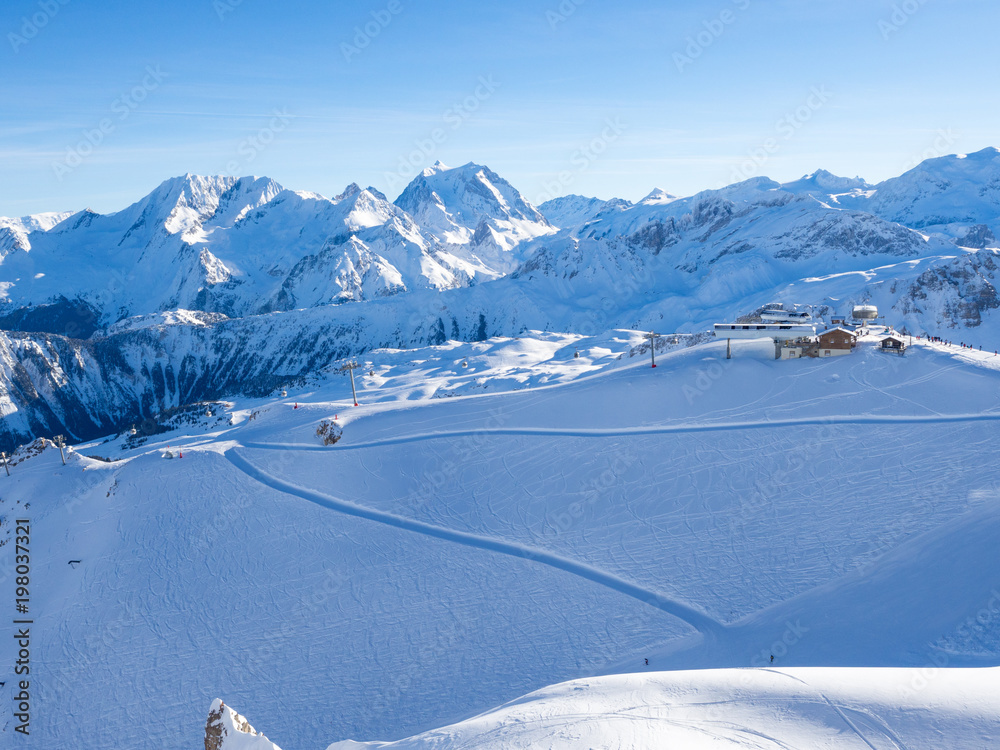 2018年，法国梅里贝尔滑雪场的斜坡。蓝天白云。