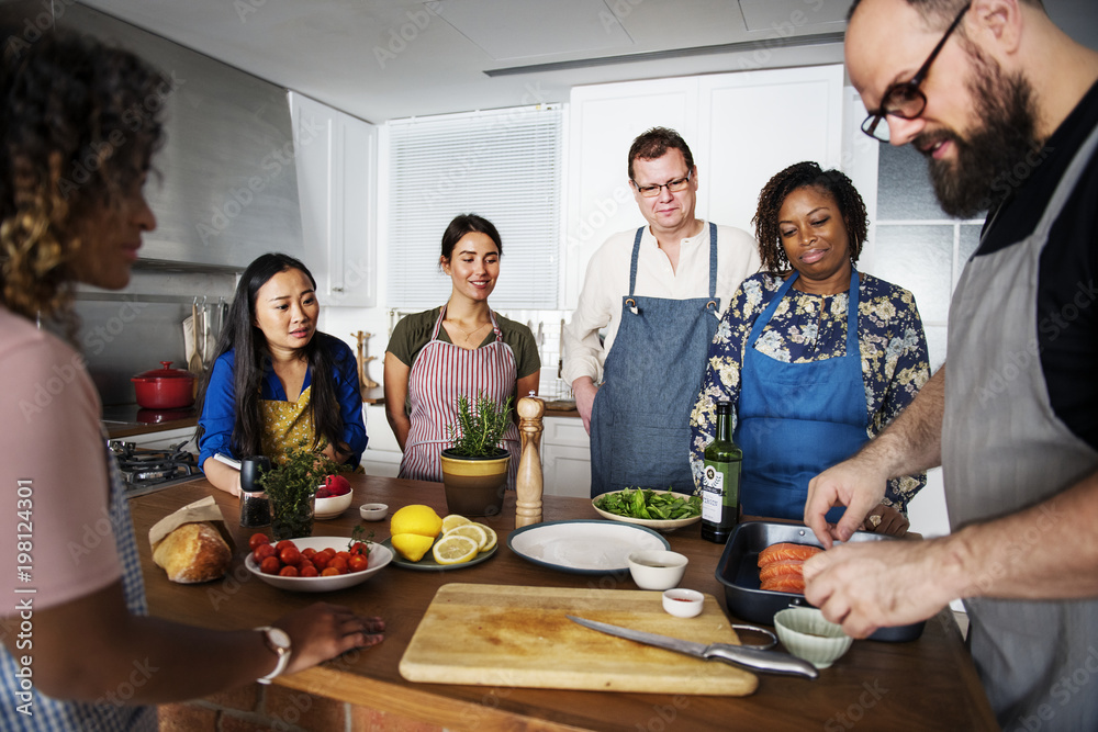 多元化人群加入烹饪课堂