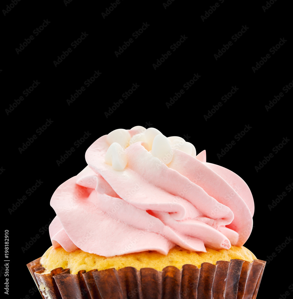 黑色背景下分离的粉红色奶油和白糖纸杯蛋糕的宏观特写，文件续