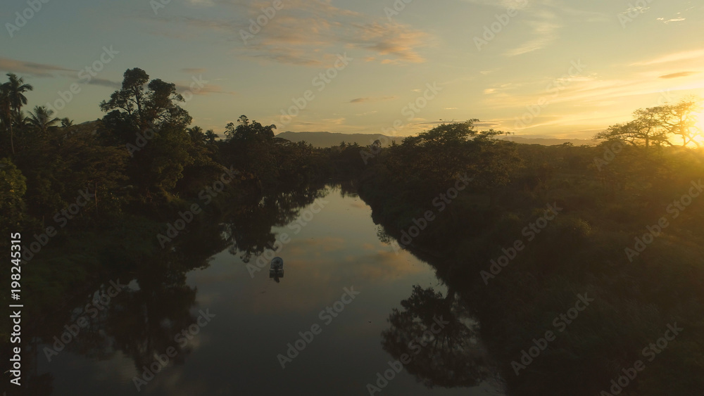 空中飞行：飞越斐济岛茂密热带雨林中平静的沼泽。