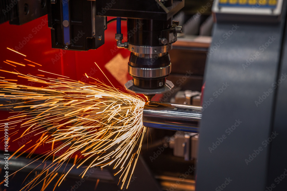 数控激光切割机在工厂运行，用于切割钢管，这种设备可用于工业