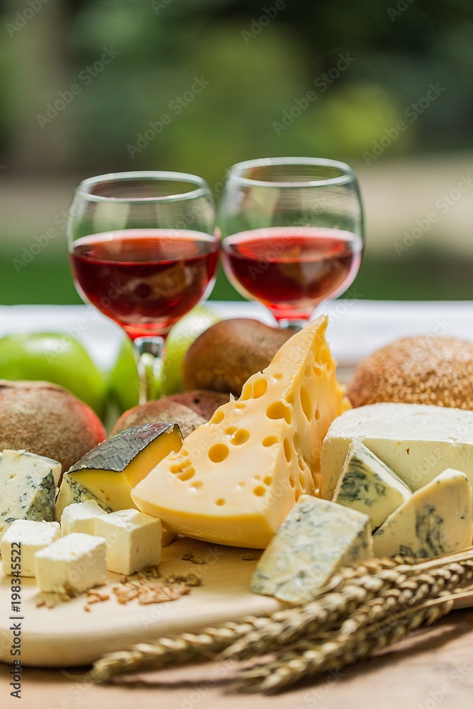 葡萄酒配奶酪和面包