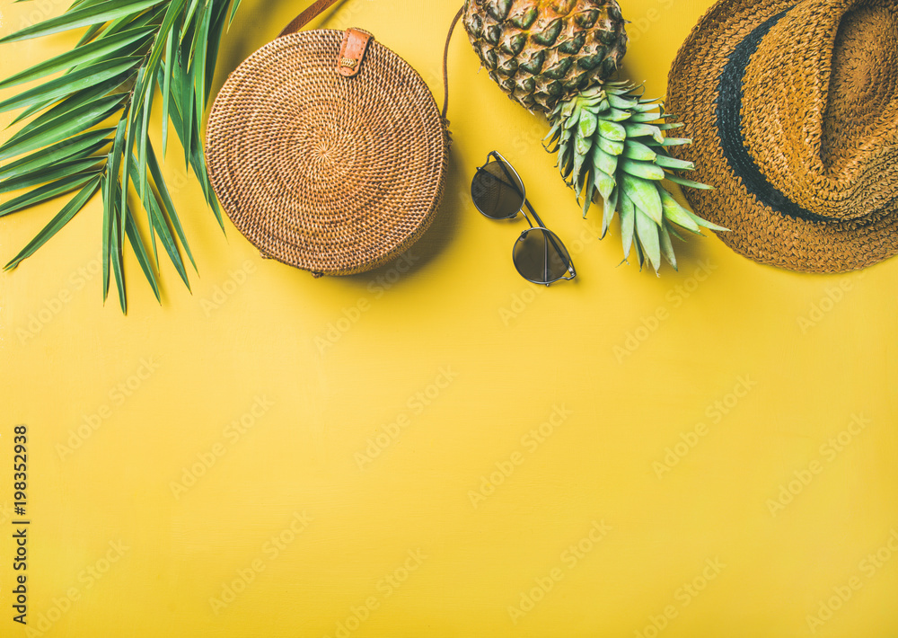 五颜六色的夏季女性时尚套装平躺。草帽，竹包，太阳镜，棕榈枝，fr