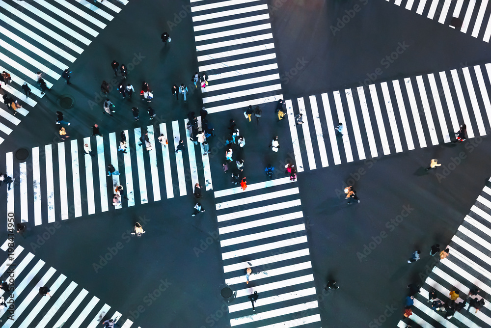 日本东京银座夜晚人们穿过一个大十字路口的鸟瞰图