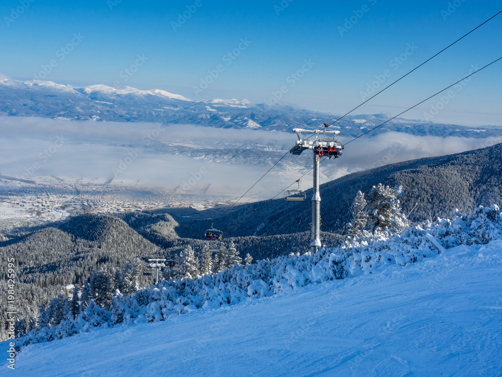 保加利亚Bansko的缆车车厢，背景是雪山。蓝天，2017