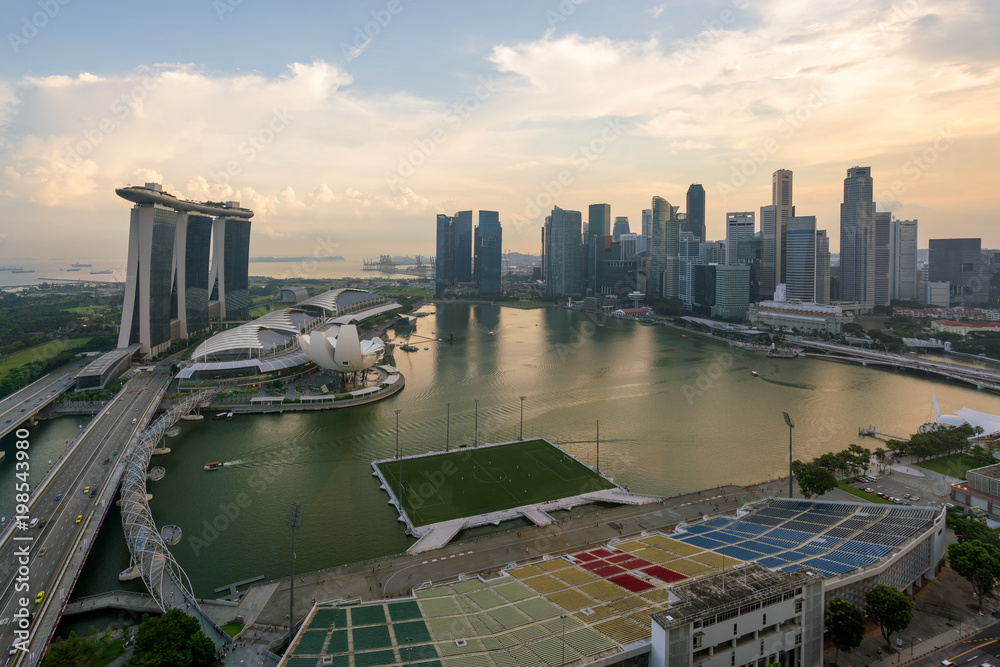 新加坡滨海湾新加坡商业区天际线和新加坡摩天大楼的全景