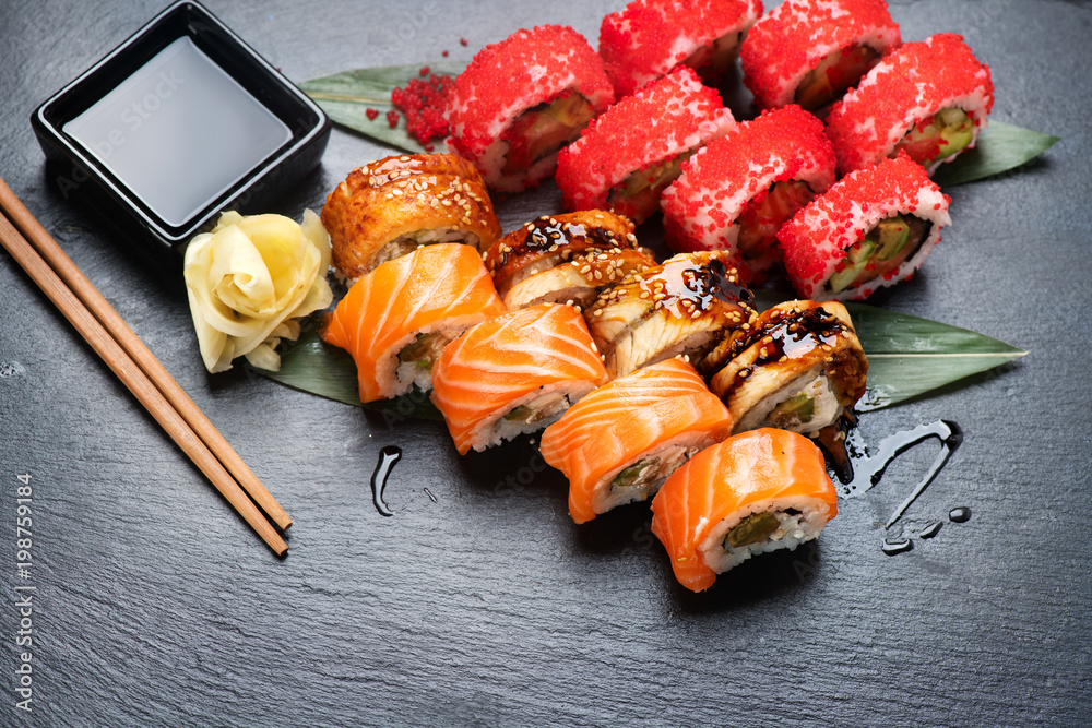 寿司卷特写。餐厅里的日本食物。加州寿司卷配三文鱼、鳗鱼和蔬菜