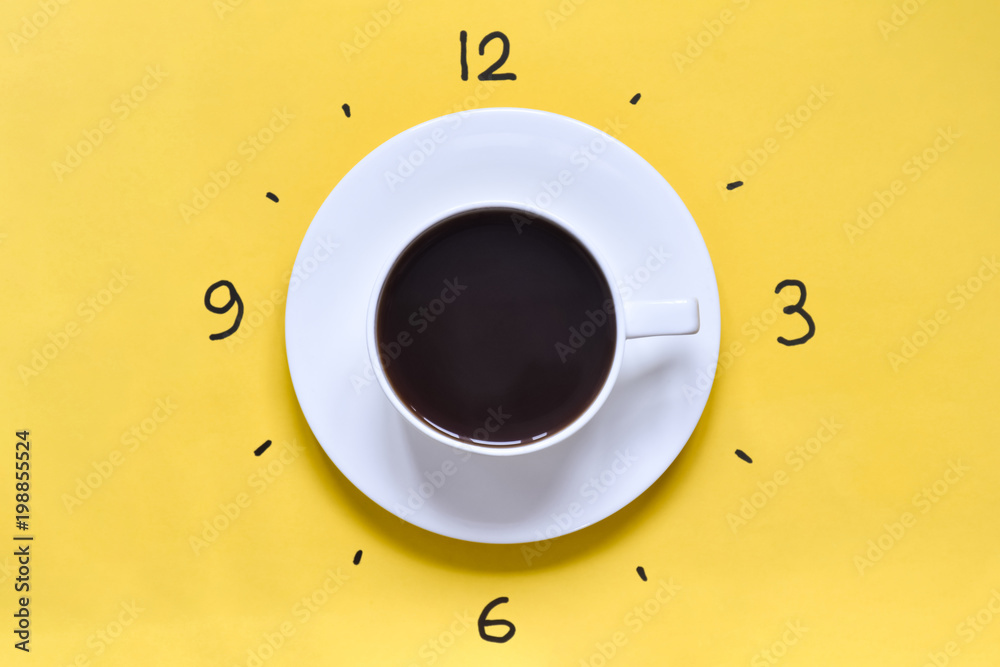 下午3点（凌晨3点），一杯黄色背景（桌子）上的咖啡，带表盘。是时候喝咖啡了