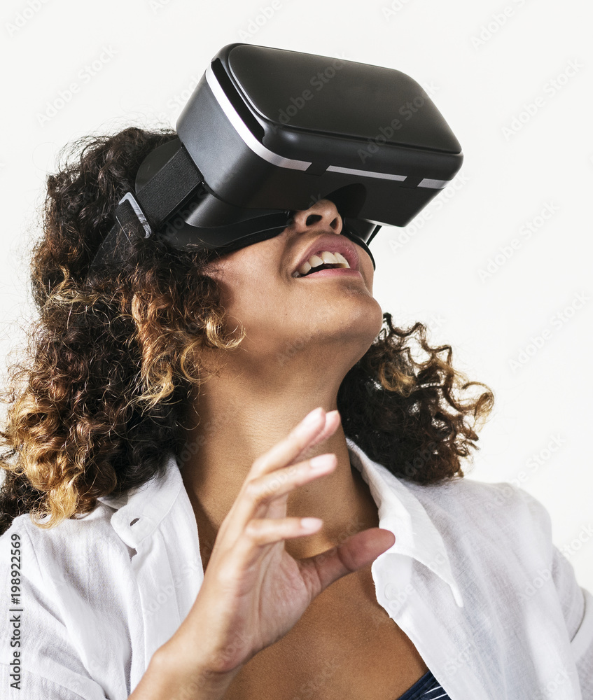 女性体验虚拟现实护目镜