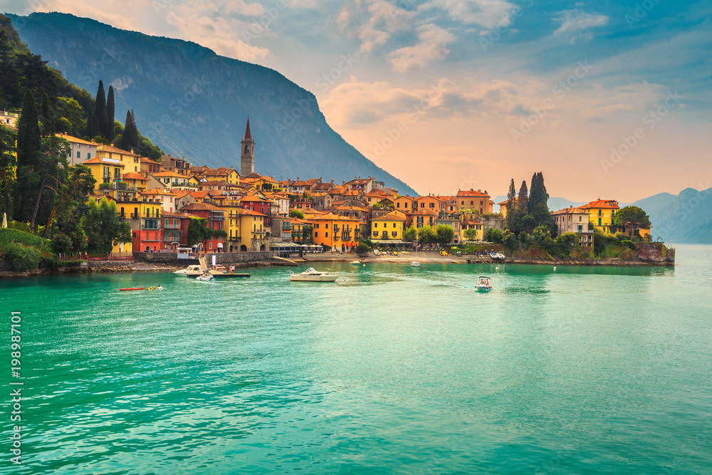 美丽的城市景观，五颜六色的房子，瓦伦纳，科莫湖，意大利，欧洲