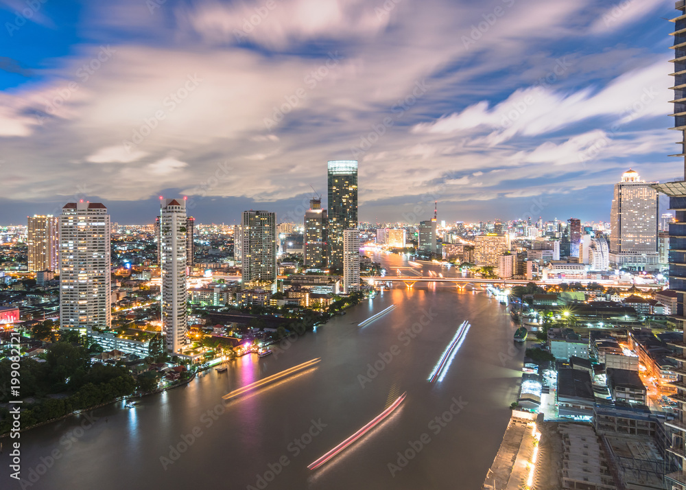 从Bangkoks Chao Phraya river中央商务区和酒店业务的屋顶酒吧俯瞰城市景观夜景