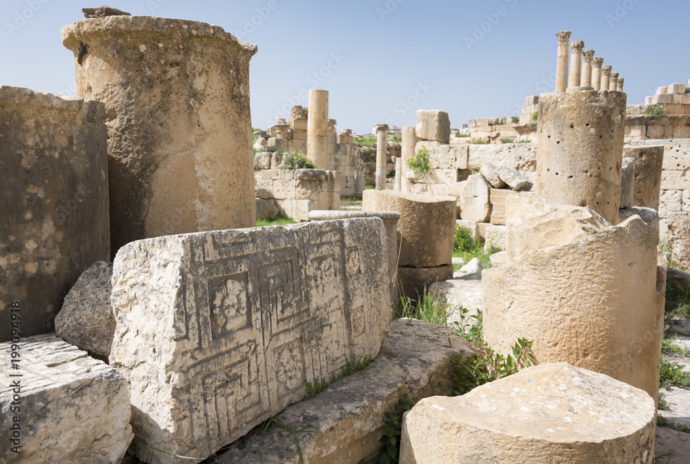约旦一块石头上的古代图案和被毁坏的古代杰拉什城的遗迹
