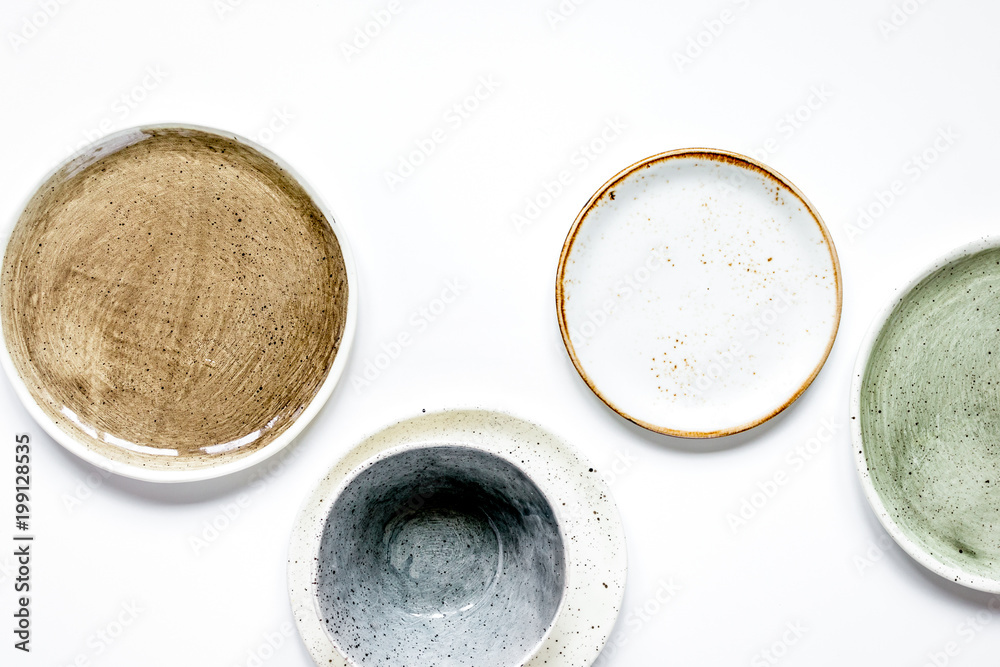 白色背景模型上的陶瓷餐具俯视图