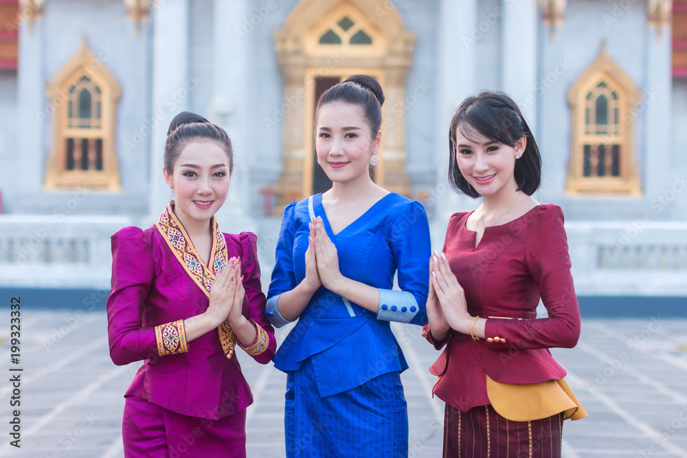 穿着泰国服装的美丽泰国女孩，穿着泰国传统文化的亚洲女人站在a前面