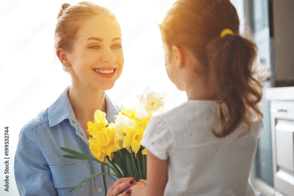 母亲节快乐！小女儿送母亲一束花给水仙和礼物