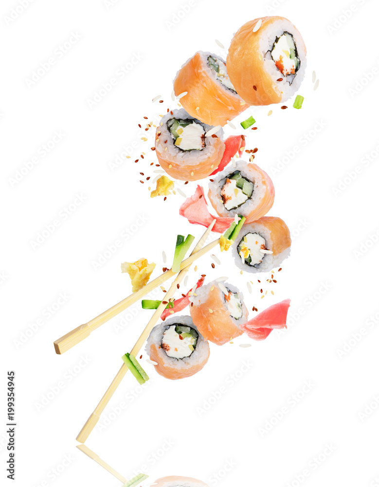 用筷子冷冻在空中的寿司，在白色背景上隔离