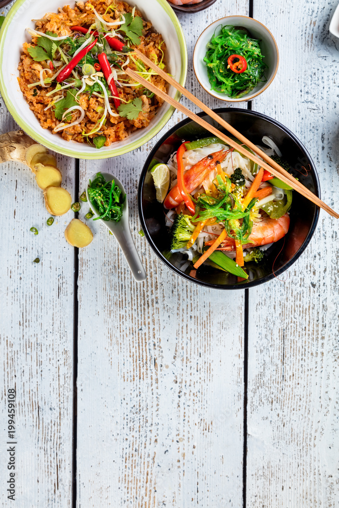 亚洲咖喱鸡大虾配米饭和新鲜蔬菜