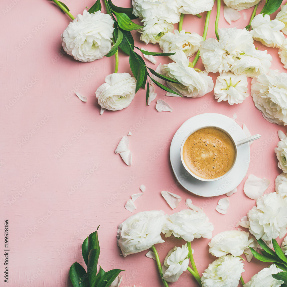 春天早晨的概念。一杯平坦的咖啡，周围环绕着白色的毛茛花。