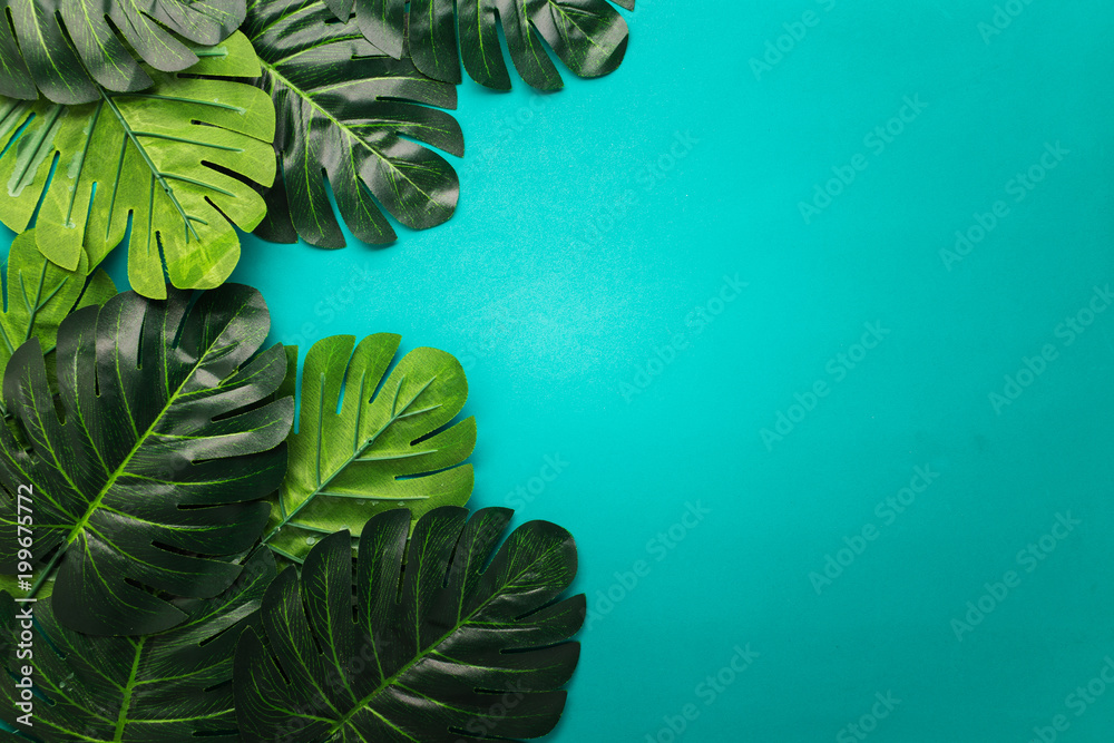 绿色热带树叶框架的平面产品展示框架边框，背景为木色，免费复制