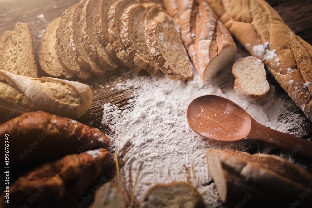 深色木桌上的新鲜烤面包，复制空间背景，小麦f的静物构图