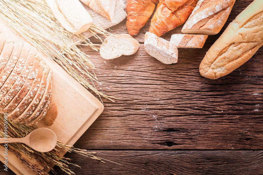深色木桌上的新鲜烤面包，复制空间背景，小麦f的静物构图