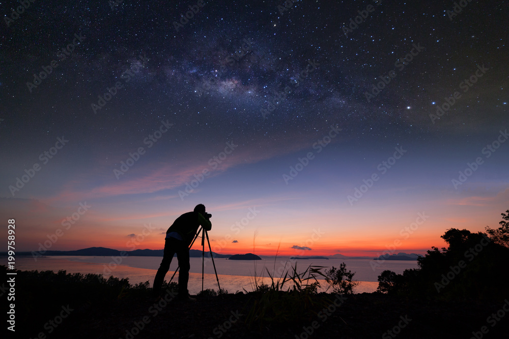 摄影师拍摄银河系的日出。