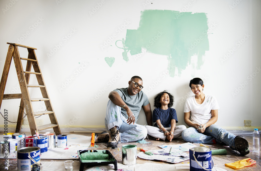 黑人家庭粉刷房屋墙壁