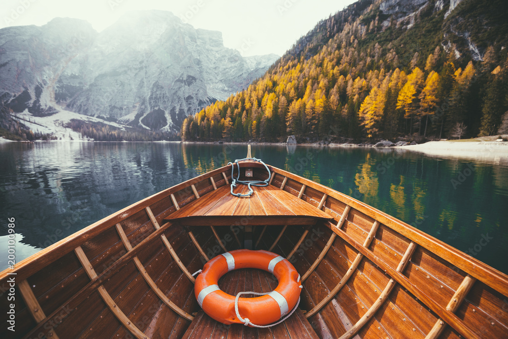 秋天阿尔卑斯山湖面上的传统划艇