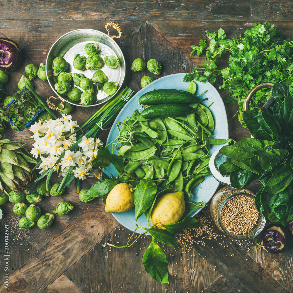 春季健康纯素食烹饪食材。蔬菜、水果、种子、芽、花的平铺