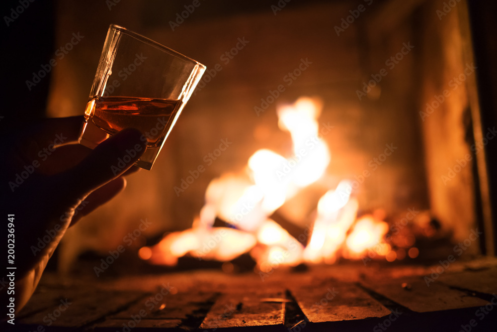 带有篝火背景作物的威士忌玻璃杯