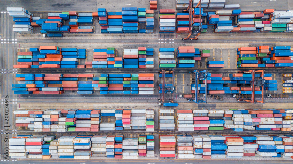 货物集装箱成排堆放的俯视航拍照片，进出口业务中的集装箱