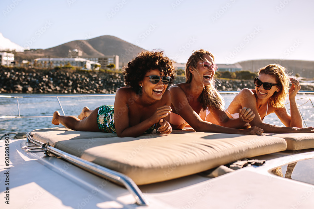 女性朋友在私人游艇甲板上放松