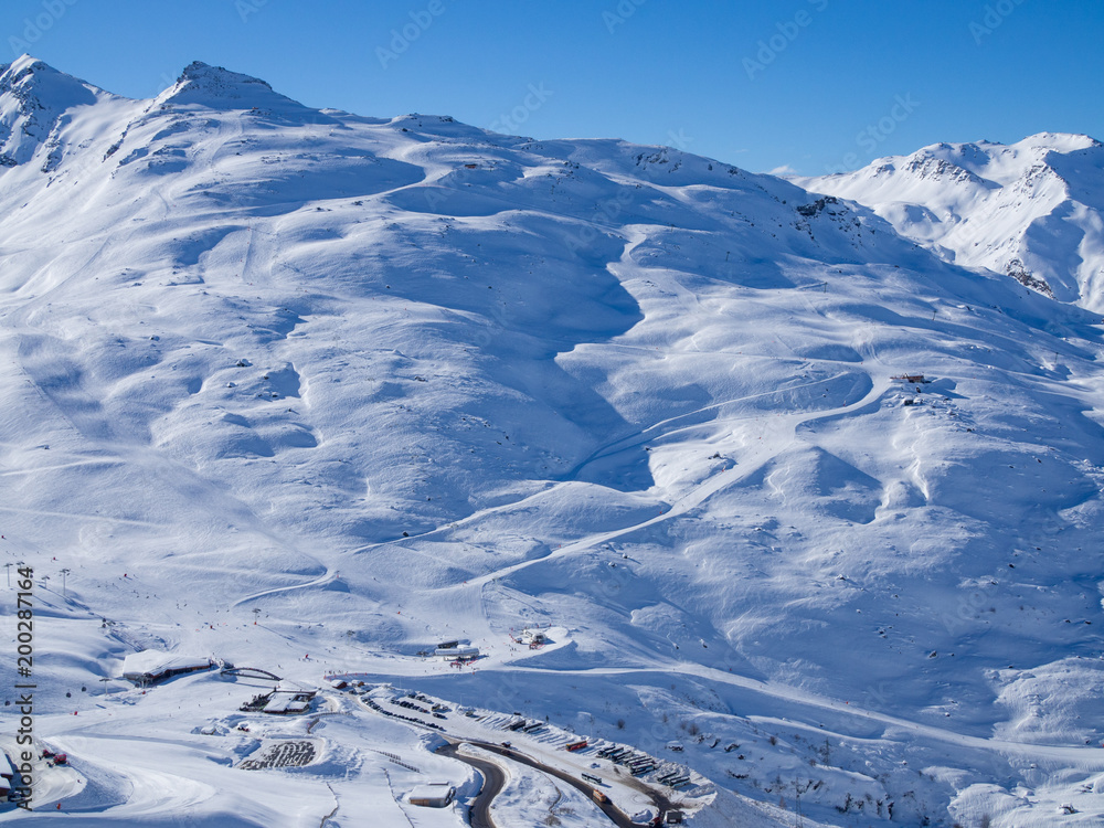 法国阿尔卑斯山滑雪坡。第3区瓦利斯、梅里贝尔和库尔舍维尔。2018年冬季