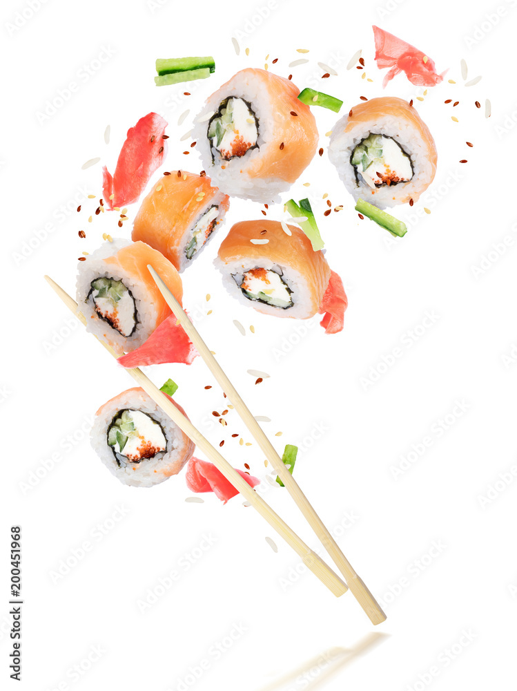 用筷子冷冻在空气中的新鲜寿司，在白底上隔离