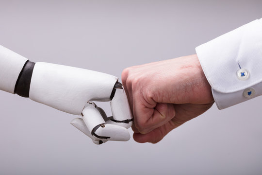 机器人和人类的手制造拳头碰撞