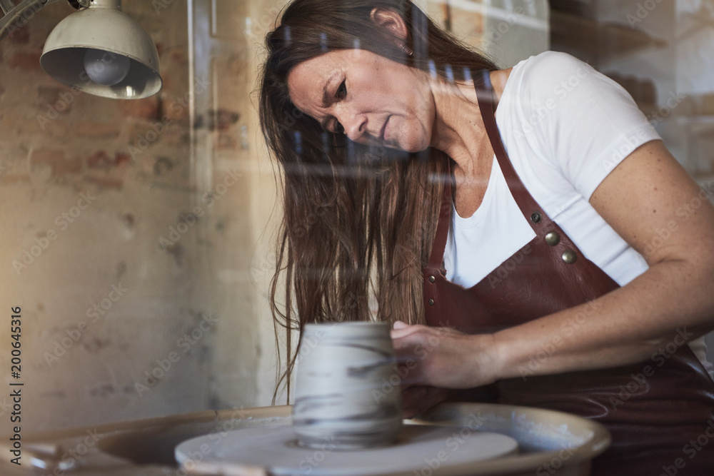 女性艺术家在她的陶瓷工作室创作新作品